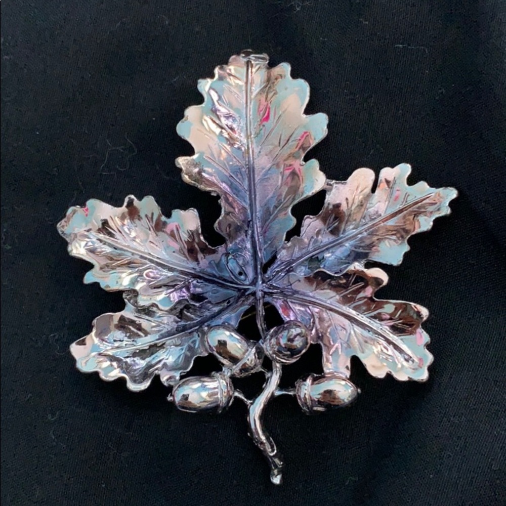 Vintage silver toned oak leaf brooch